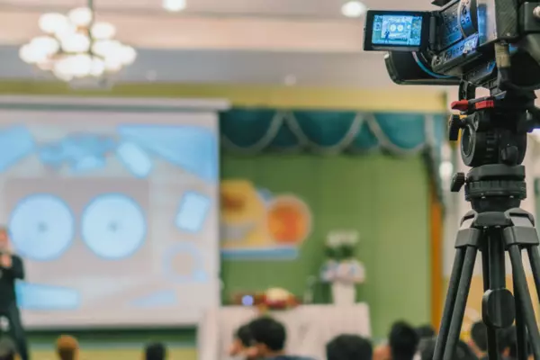 The Ultimate Guide to Hybrid Events: Bridging the Gap Between In-Person and Virtual Experiences